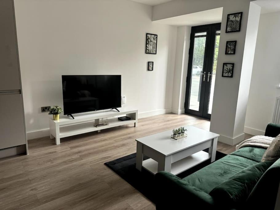Luxury Oaks Suite, Free Private Parking, 2 Bed 2 Bathroom Apartment, Central Solihull Birmingham Exterior photo