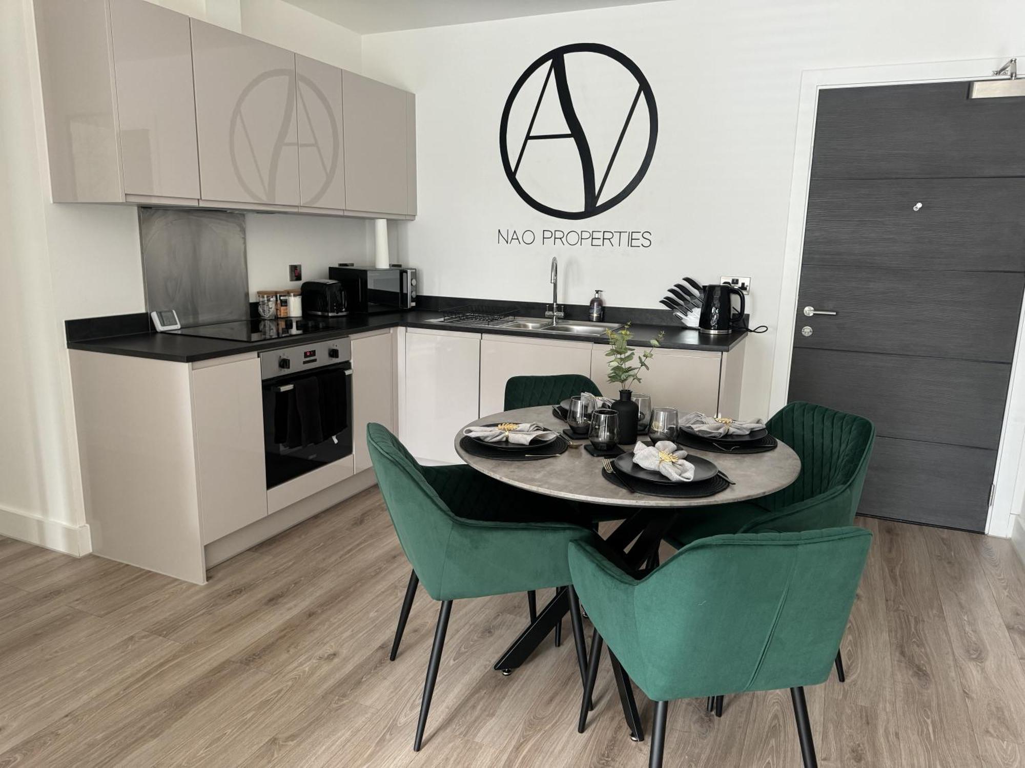 Luxury Oaks Suite, Free Private Parking, 2 Bed 2 Bathroom Apartment, Central Solihull Birmingham Exterior photo